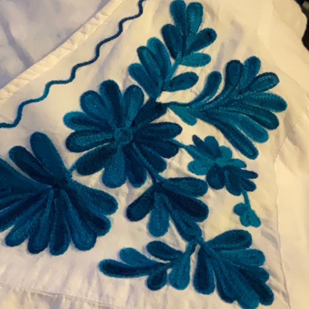 Women's White & Blue Embroidered Top, 100% Cotton P2p 24" Length 26.5" SIZE 2X - Picture 2 of 5